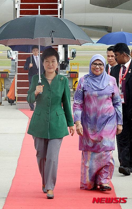 정치인들 우산쓰는 법 | 인스티즈