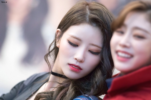 [러블리즈] 종착역의 황제가 등에 박힌 레플이 와서 미주 | 인스티즈