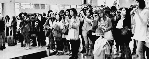 아이돌들이 공항 내부에서 사진 찍히는 모습 | 인스티즈