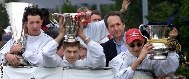 트로피를 들때 멋진 남자.gif | 인스티즈