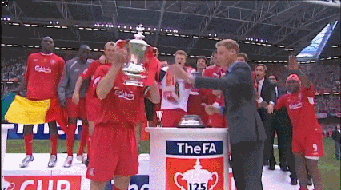 트로피를 들때 멋진 남자.gif | 인스티즈