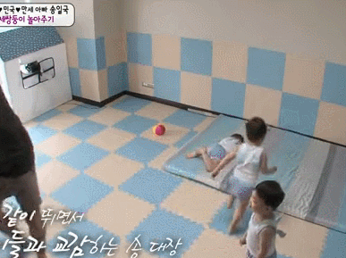 아이들과 교감하는 송대장 | 인스티즈