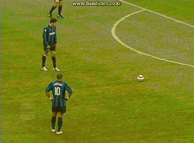 아드리아누 리즈시절 킥력 .gif | 인스티즈