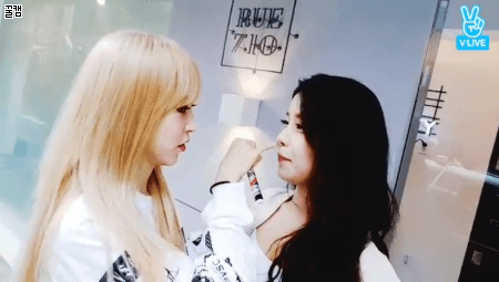 v앱 중에 리더의 코딱지를 파주는 마마무 문별 | 인스티즈