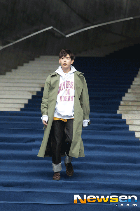 계단에서 굴러 떨어질뻔한 연예인 대처 ㅋㅋㅋㅋㅋㅋㅋ.gif | 인스티즈