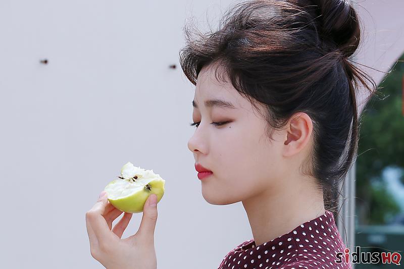 사과 쪼개기가 특기인 김유정.gif | 인스티즈