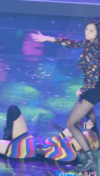 바닥청소 하는 로제 | 인스티즈