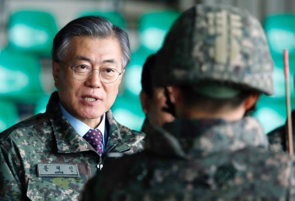 뭘 입어도 무사고 경력 30년 장기근속자 같아 보이는 문재인 | 인스티즈