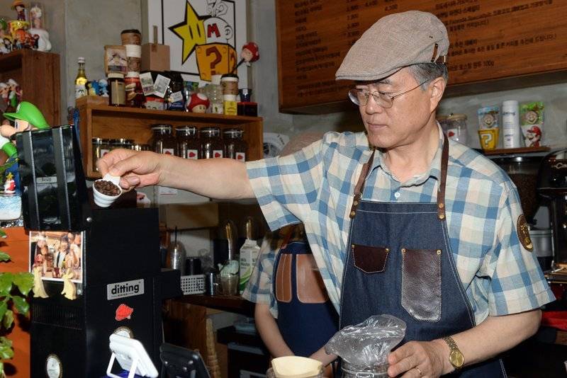 뭘 입어도 무사고 경력 30년 장기근속자 같아 보이는 문재인 | 인스티즈