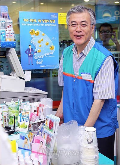 뭘 입어도 무사고 경력 30년 장기근속자 같아 보이는 문재인 | 인스티즈