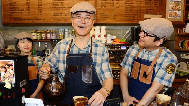 뭘 입어도 무사고 경력 30년 장기근속자 같아 보이는 문재인 | 인스티즈