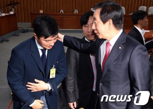 고영태 격려하는 김성태 | 인스티즈