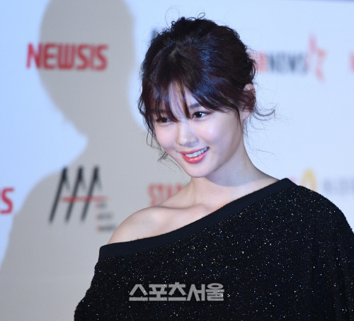 김유정 어깨 노출 | 인스티즈