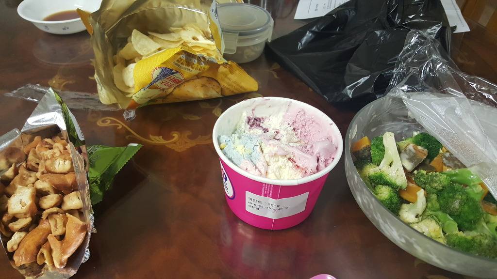 형이다. 오늘 인스턴트가 땡겨서 과자랑 아이스크림 사서 먹는다. 인증한다 | 인스티즈