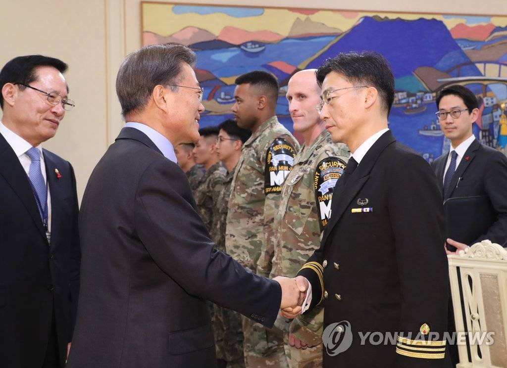 이국종 교수와 만난 문재인 대통령.jpg | 인스티즈