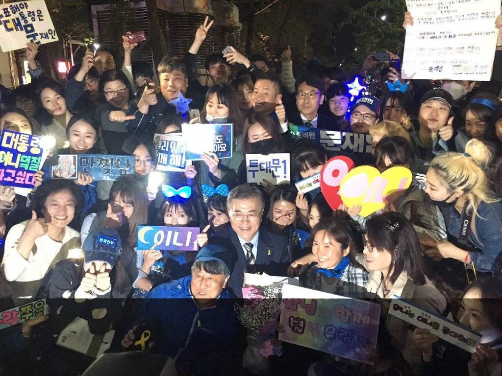 문재인 토론후 퇴근길 팬 서비스 | 인스티즈