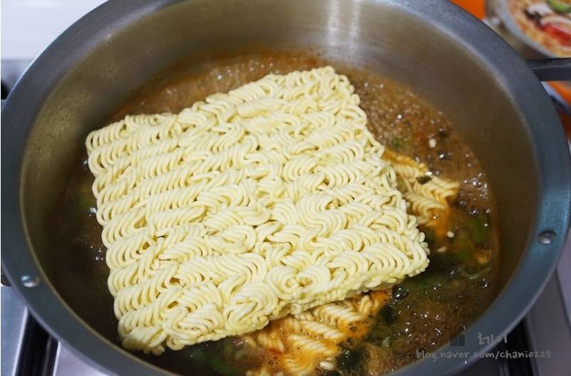 라면 끓을때 둘로 쪼갠다 vs 아니다 통째로 끓인다 | 인스티즈