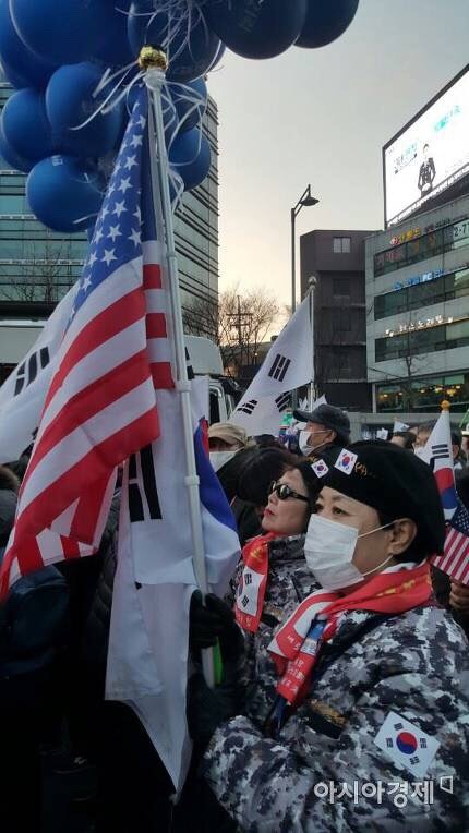 [17차촛불집회] 태극기 걸친 20대·군복입은 중년여성..반대집회 이색 참가자들 | 인스티즈