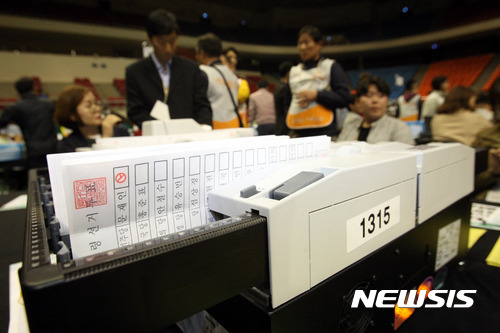 오작동한 19대 대선 투표지 개표기.jpg | 인스티즈
