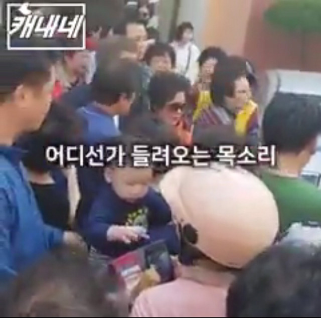 문재인 대통령에게 사람이 너무 몰리자 사진촬영 말리는 시민분.jpg | 인스티즈