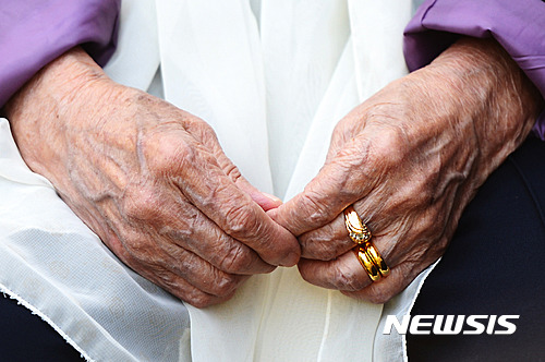 위안부 피해자 김복동 할머니 손의 주름 | 인스티즈