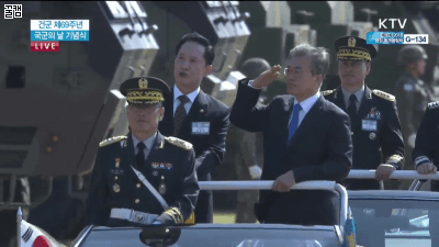 사열 받는 문재인 대통령.gif (움짤) | 인스티즈
