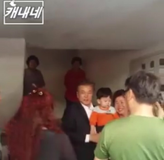 문재인 대통령에게 사람이 너무 몰리자 사진촬영 말리는 시민분.jpg | 인스티즈