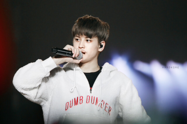 로고를 기깔나게 뽑아놔서 스트리트 브랜드 같아 보이는 어느 아이돌 굿즈.jpg | 인스티즈