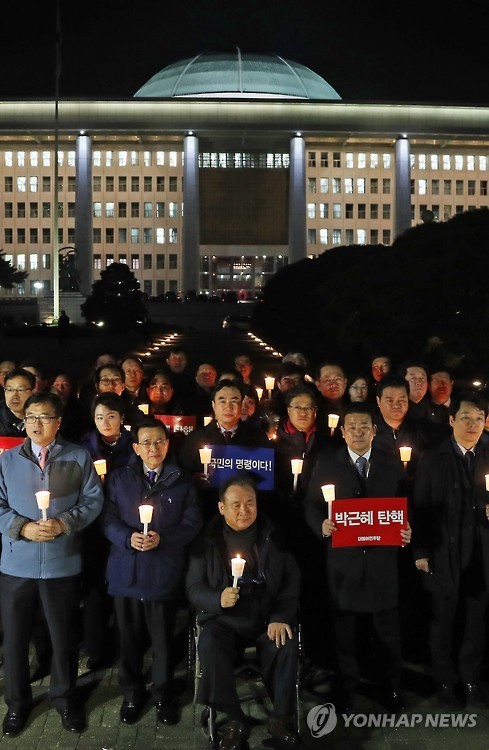박 대통령 탄핵 촉구하며 국회에서 촛불 든 더불어민주당 의원들 | 인스티즈