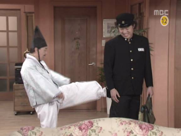 [거침없이하이킥] 순재에게 똥침당한 효자 준하.jpg | 인스티즈