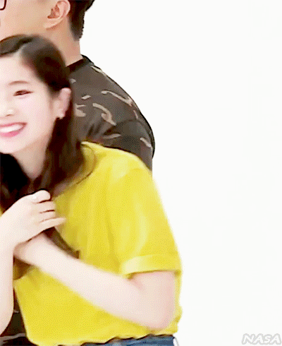 당황하는 모습이 귀여운 다현이 | 인스티즈