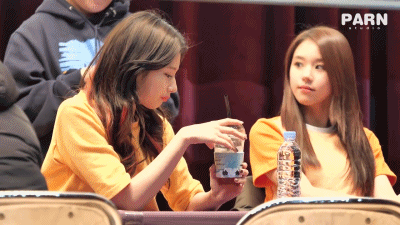 얼타는 사나 깨우는 채영.gif | 인스티즈