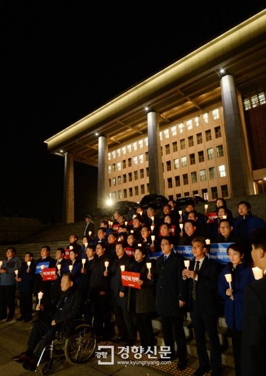 박 대통령 탄핵 촉구하며 국회에서 촛불 든 더불어민주당 의원들 | 인스티즈