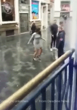 주먹을 날린 여성과 그에 반격한 경비원 | 인스티즈