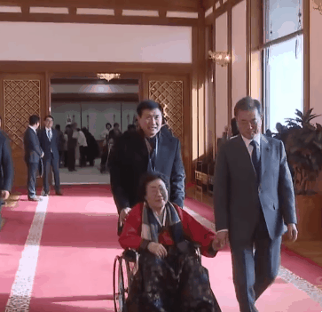 위안부 피해자분들을 만난 문재인 대통령.gif (훈훈주의) | 인스티즈