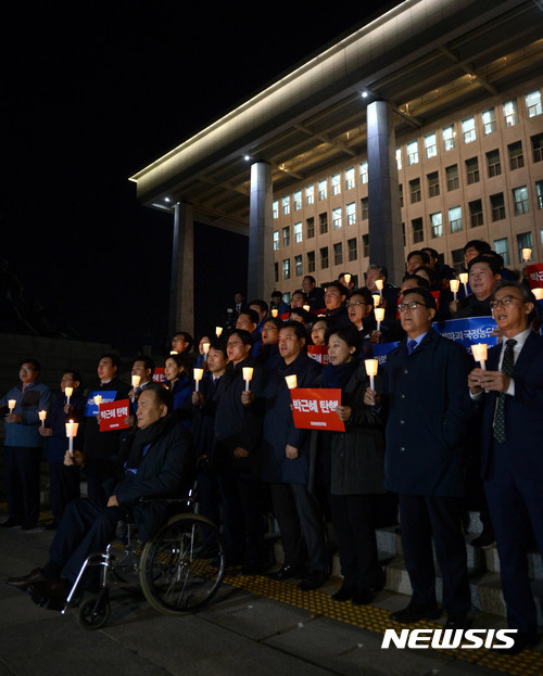 박 대통령 탄핵 촉구하며 국회에서 촛불 든 더불어민주당 의원들 | 인스티즈