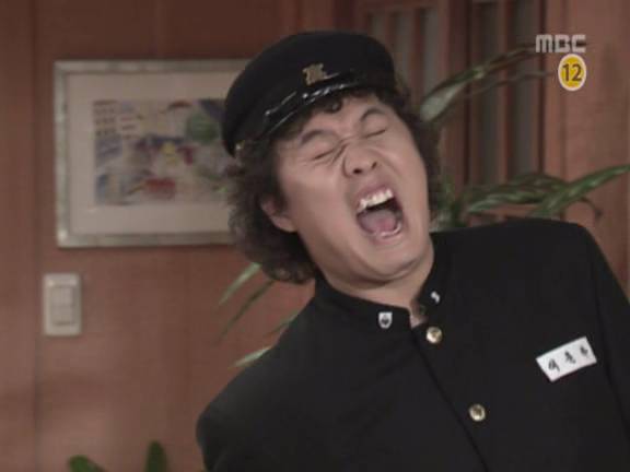 [거침없이하이킥] 순재에게 똥침당한 효자 준하.jpg | 인스티즈