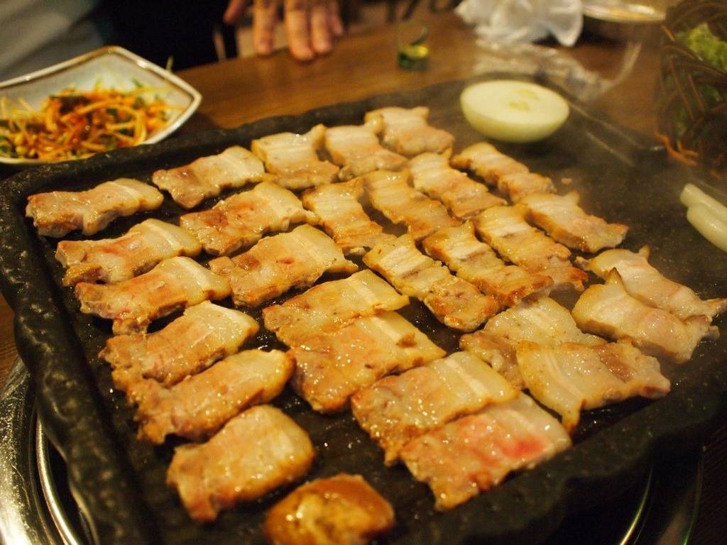 고기의 절대강자 삼겹살 vs 배달계의 원탑 치느님 | 인스티즈