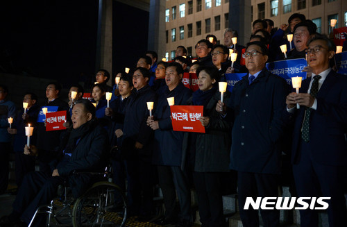박 대통령 탄핵 촉구하며 국회에서 촛불 든 더불어민주당 의원들 | 인스티즈