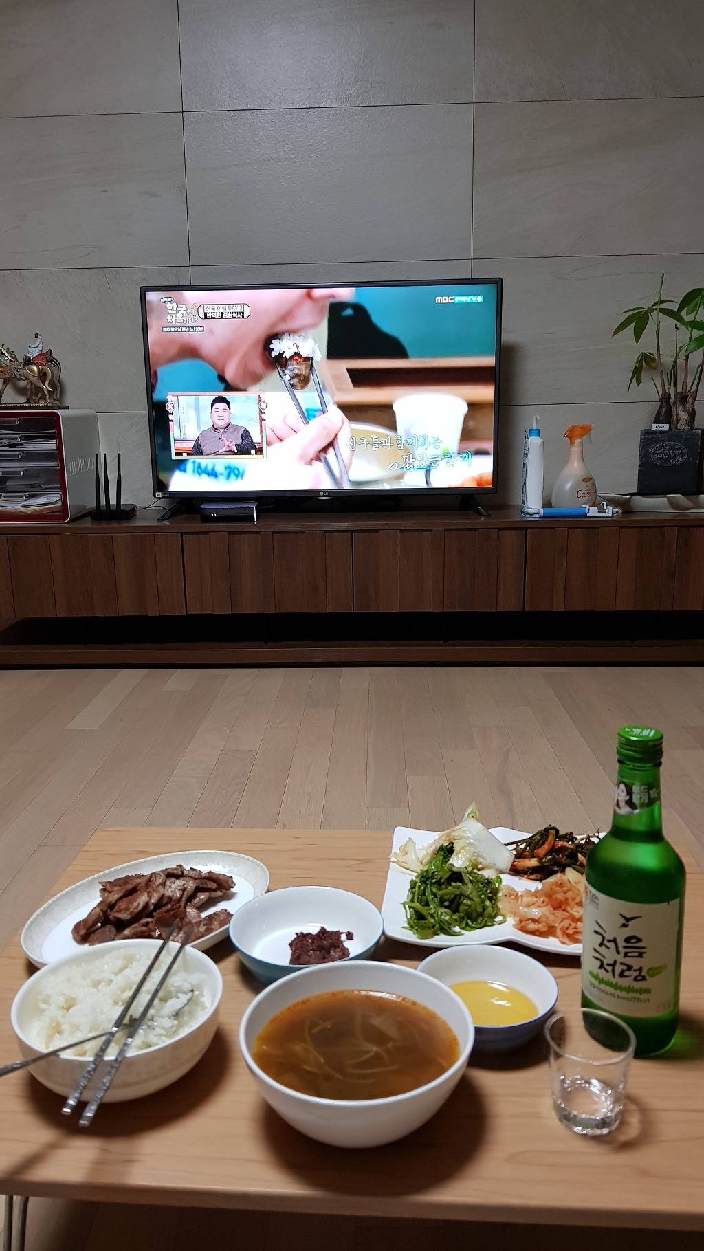 늦은 저녁 혼술 하고있습니다ㅠ.ㅠ | 인스티즈