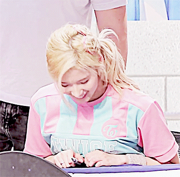 팬들한테 이쁜짓하다가 무대의상에 네임펜 묻힐뻔 한 사나 .gif | 인스티즈