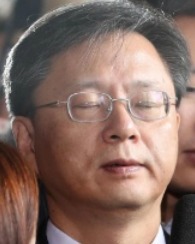 아니 미친x아 조사 받고 나오면서 외치라고 왜 들어가면서 이야 | 인스티즈