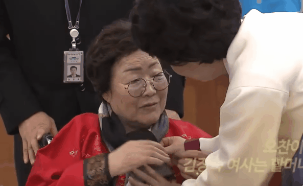 위안부 피해자분들을 만난 문재인 대통령.gif (훈훈주의) | 인스티즈