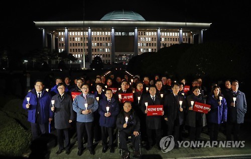 박 대통령 탄핵 촉구하며 국회에서 촛불 든 더불어민주당 의원들 | 인스티즈