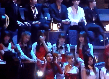 mama 태연의 무대가 끝나자 엄지척 하는 여자친구 유주 | 인스티즈