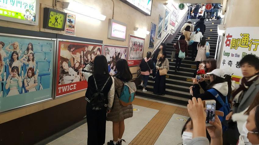 하라주쿠역 트와이스 광고판 | 인스티즈