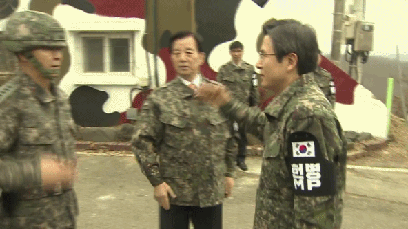 국방부 장관이 당황한 이유?? | 인스티즈