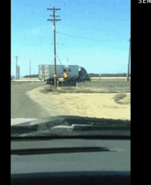 기차랑 충돌하는 트럭 | 인스티즈