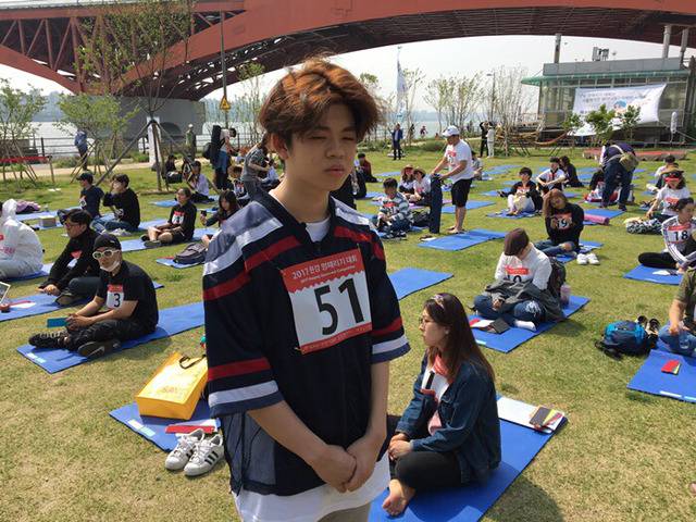 2017 한강 멍때리기 대회에 참가한 MC그리.jpg | 인스티즈