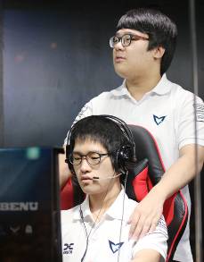 ??? : 참어.. 찬용이 형도 못할때가 있는거야 | 인스티즈